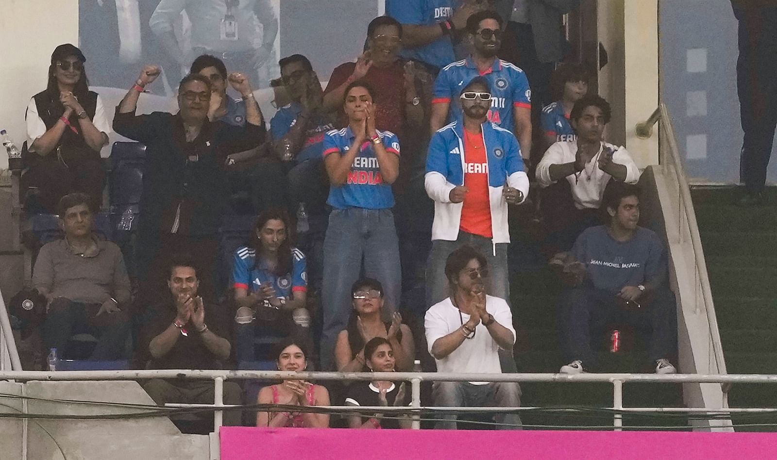 <div class="paragraphs"><p>World Cup Final: शाहरुख से दीपिका तक अहमदाबाद में सितारों का जमावड़ा| Photos</p></div>