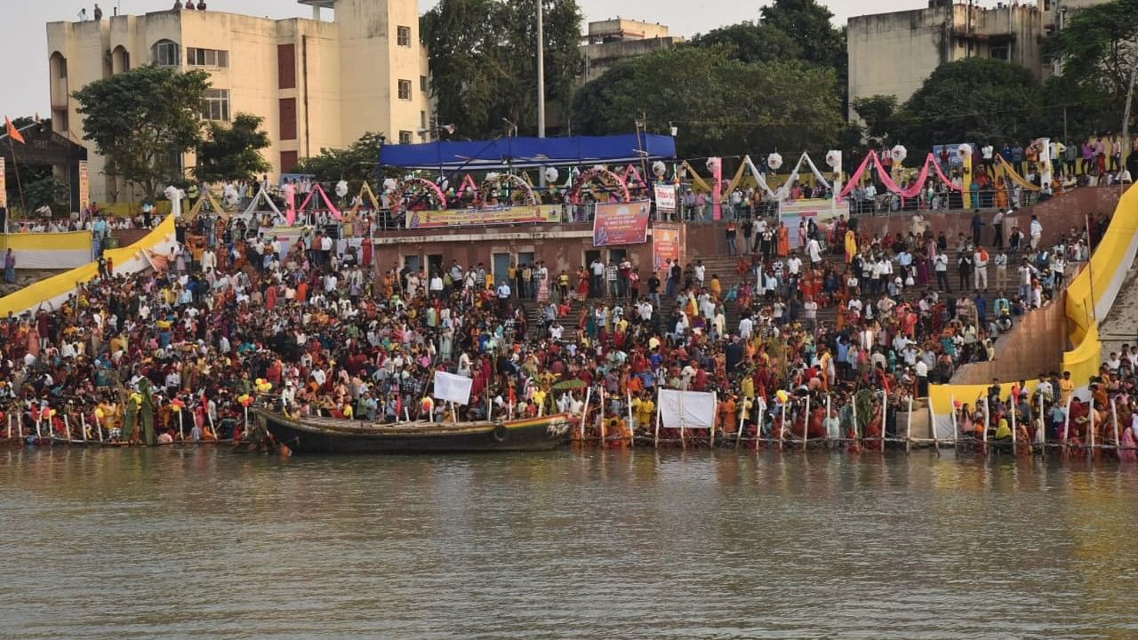 <div class="paragraphs"><p>Chhath Puja: बिहार में बिखरी छठ की छठा, डूबते हुए सूर्य को दिया गया अर्घ्य| Photos</p></div>