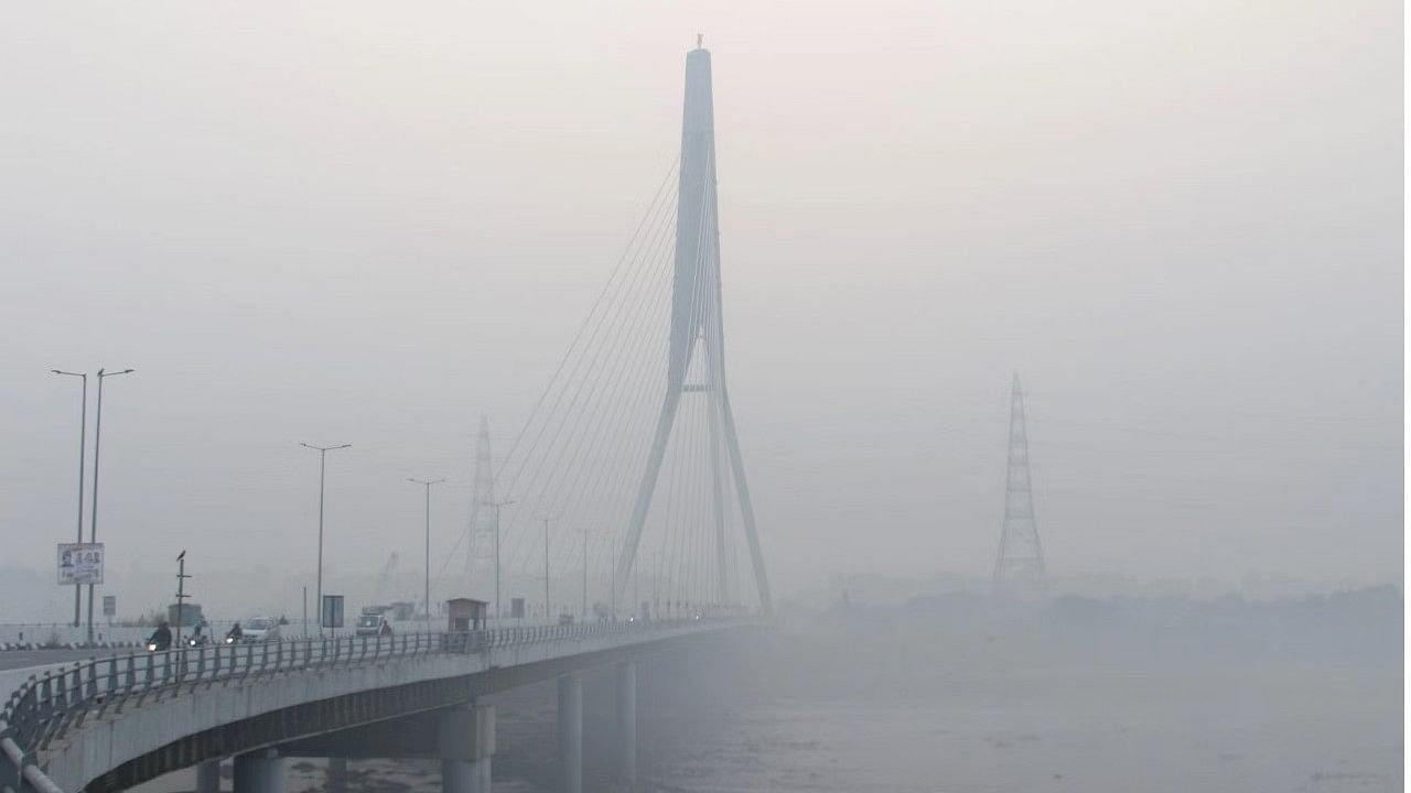 <div class="paragraphs"><p>Delhi Air Pollution: घने धुंध ने घेरा, दिल्ली की हालत 'गंभीर', देखें Photos</p></div>