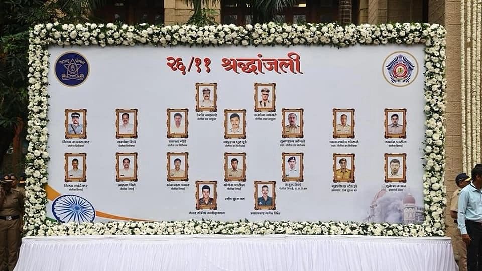 <div class="paragraphs"><p>26/11 के शहीदों को एकनाथ शिंदे ने दी श्रद्धांजलि, परिवार से की मुलाकात। Photos</p></div>