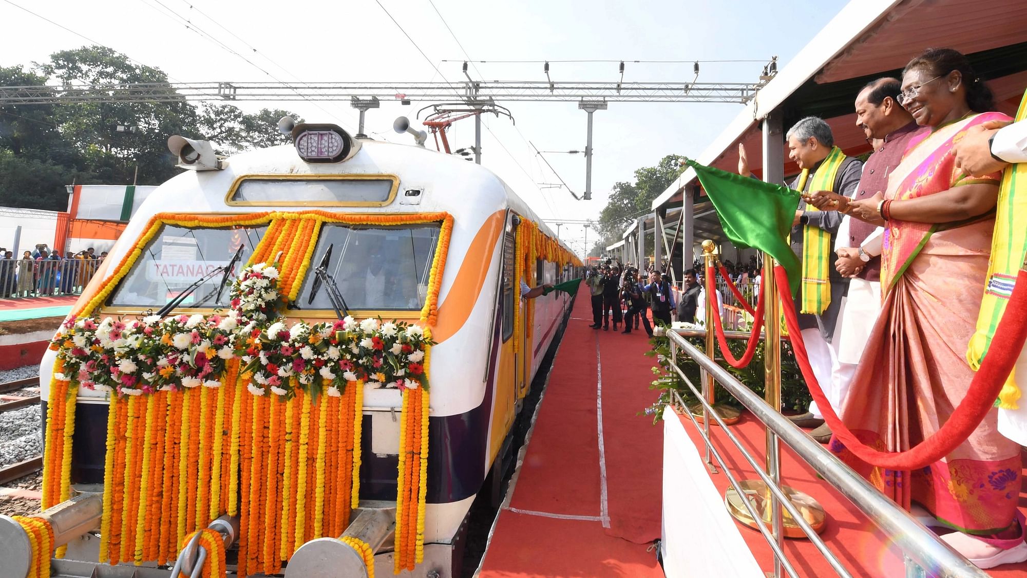 <div class="paragraphs"><p>Odisha: राष्ट्रपति मुर्मू ने ट्रेनों को दिखाई हरी झंड़ी, रेल मंत्री भी रहे मौजूद</p></div>