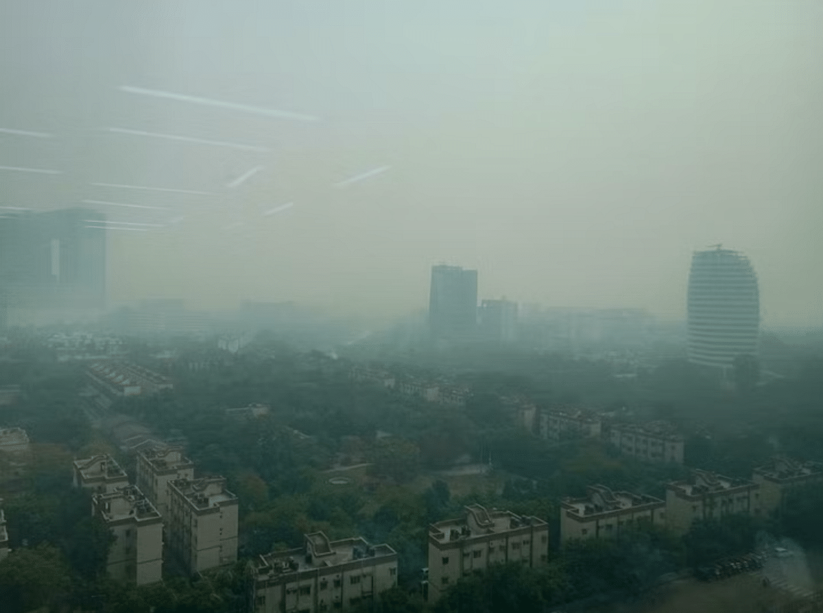 दिवाली सेलिब्रेशन के कुछ घंटों बाद, दिल्ली में हवा की क्वालिटी "खतरनाक" स्तर तक गिर गई.