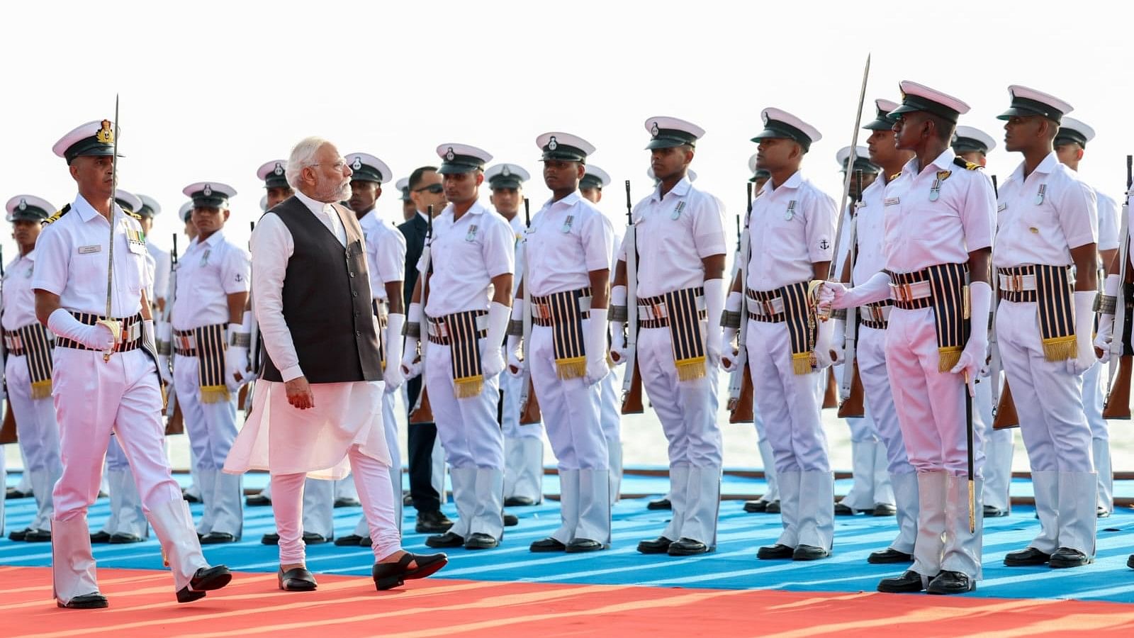 <div class="paragraphs"><p>Navy Day पर शामिल हुए PM मोदी बोले-"नौसेना रैंकों के नाम भारतीय संस्कृति से"|Photos </p></div>
