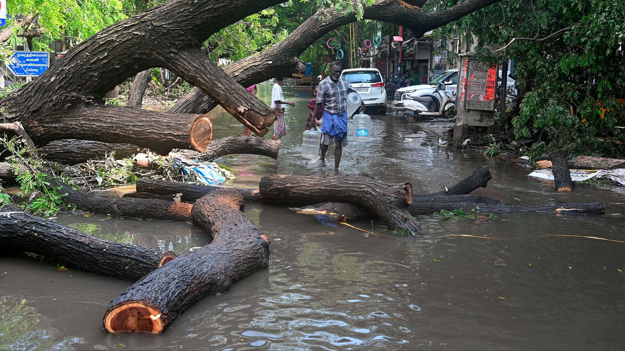 <div class="paragraphs"><p>Michaung Cyclone: चेन्नई के कई इलाकों में बिजली-पानी ठप्प, आर्मी पहुंची </p></div>