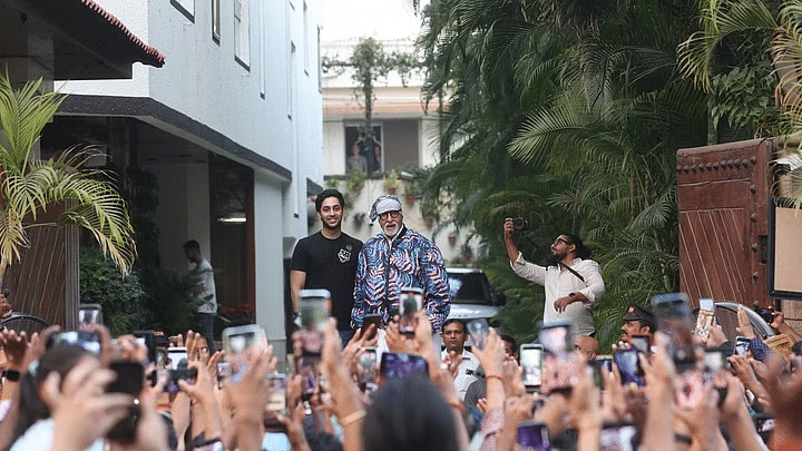 <div class="paragraphs"><p>अगस्त्य नंदा अपने नाना अमिताभ बच्चन के साथ उनके मुंबई स्थित आवास जलसा के बाहर अपने प्रशंसकों से मिलने पहुंचे.</p></div>