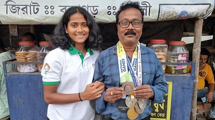 उभरती एथलीट मौमिता मंडल के पिता एक टूटी-फूटी दुकान में चाय बनाते हैं. अब वह खेलों में परचम लहरा रही हैं.