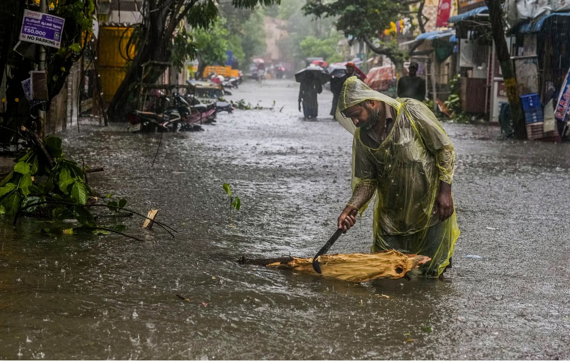 <div class="paragraphs"><p>Chennai Cyclone: तेज हवा,भारी बारिश, तबाही...तूफान "मिचौंग" का कहर देखें Photos</p></div>