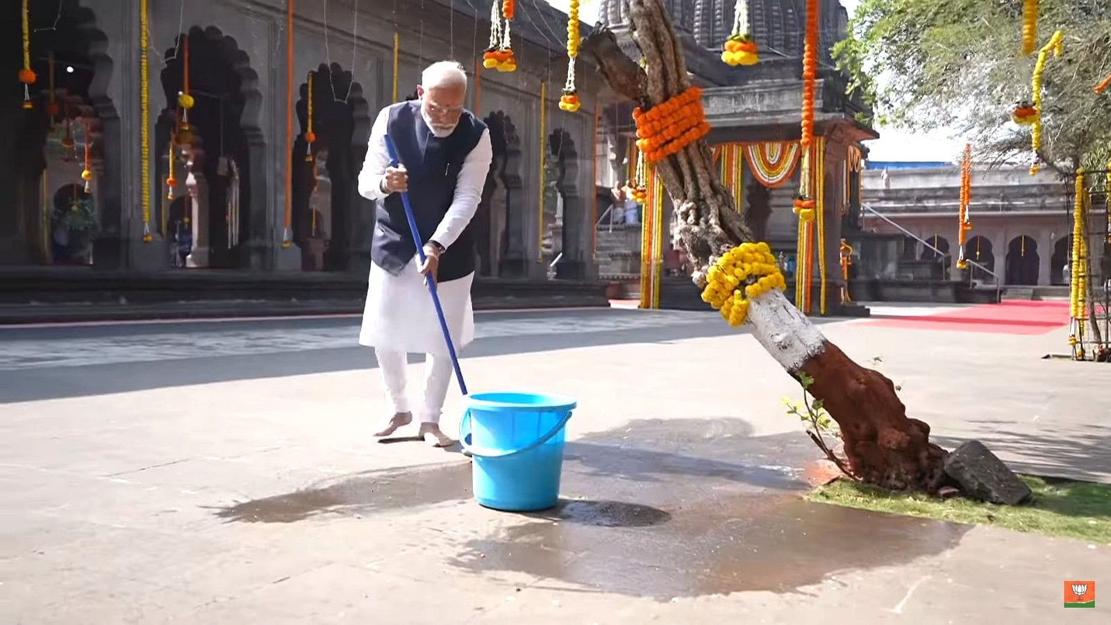 <div class="paragraphs"><p>PM मोदी ने कालाराम मंदिर में की सफाई, जनता से स्वच्छता अभियान चलाने की अपील |Photos</p></div>