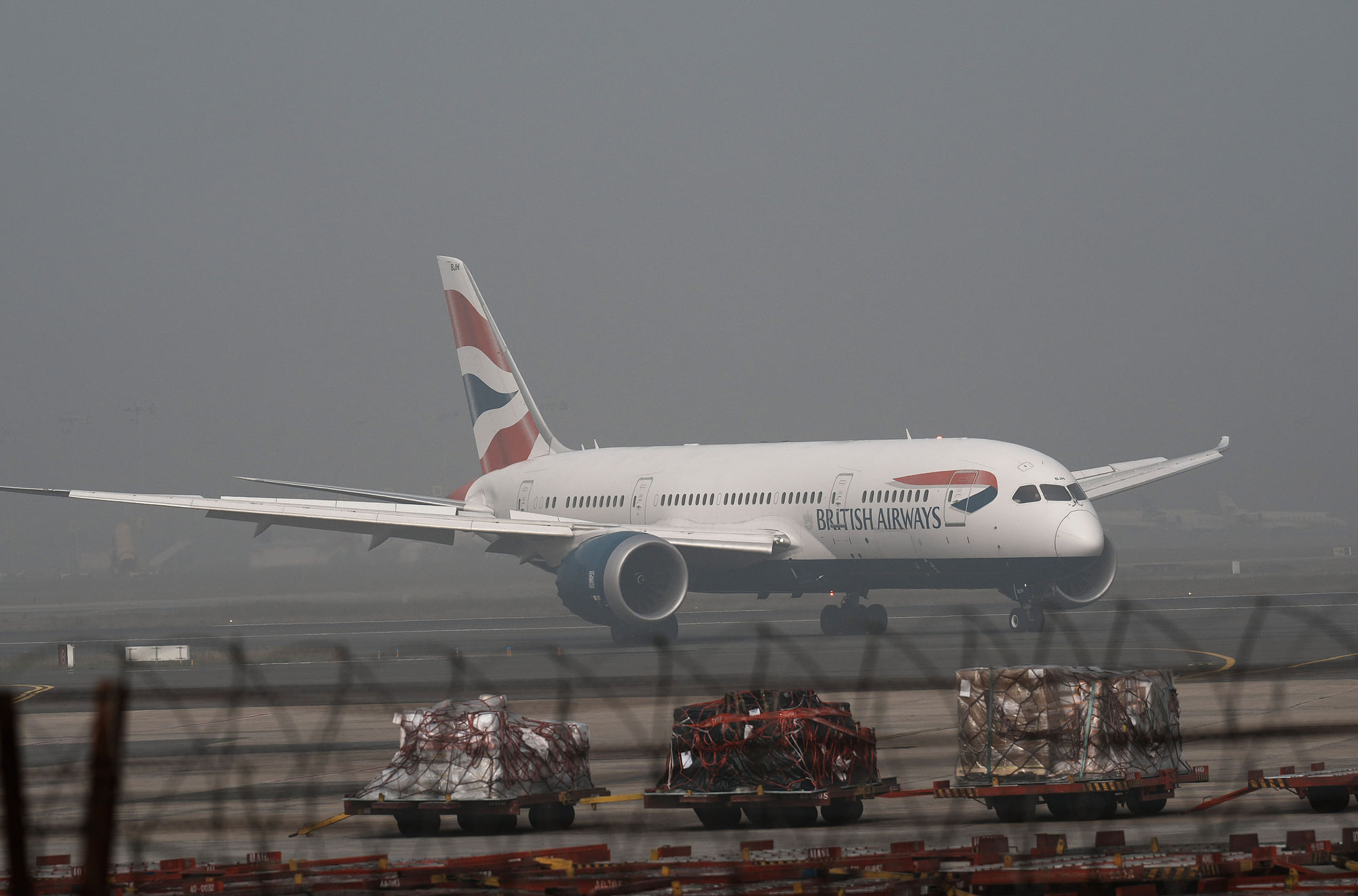 <div class="paragraphs"><p>चेन्नई अंतर्राष्ट्रीय हवाई अड्डे पर  ब्रिटिश एयरवेज़ का एक विमान</p></div>