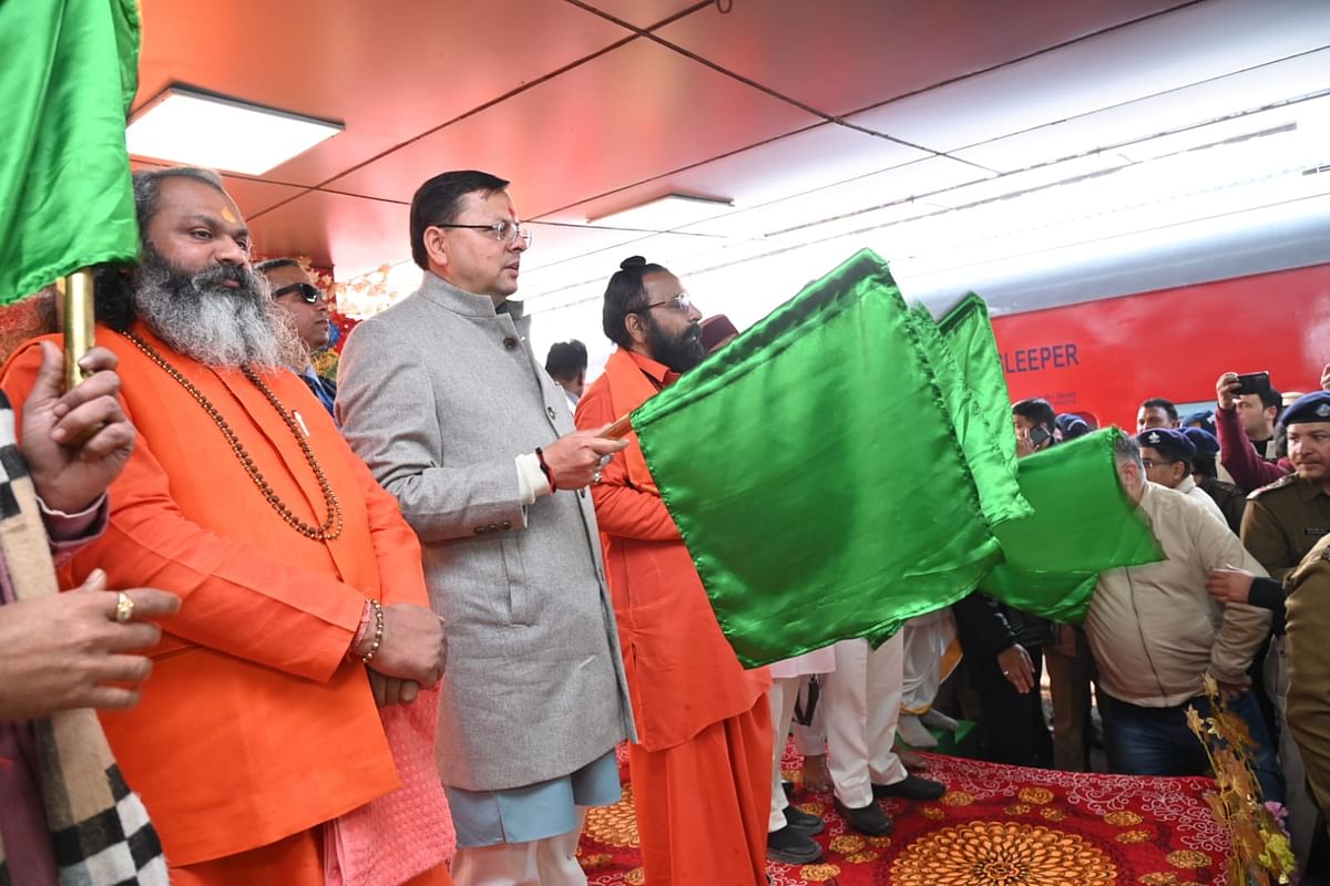 सीएम पुष्कर सिंह धामी ने हरिद्वार से अयोध्या जाने वाली "आस्था स्पेशल ट्रेन" को हरी झंडी दिखाकर रवाना किया.