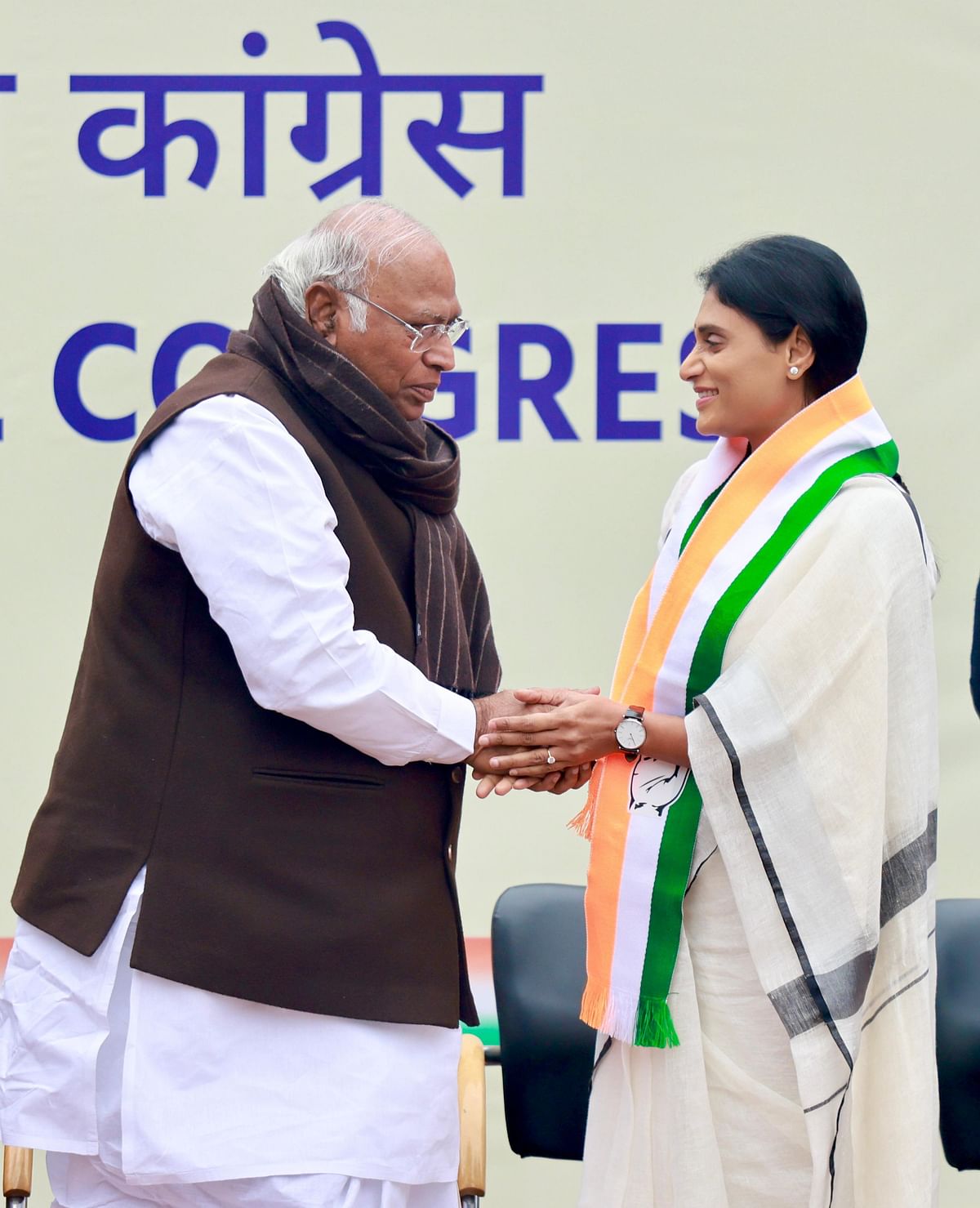 YS Sharmila joins Congress: वाईएस शर्मिला ने अपनी पार्टी के कांग्रेस में विलय की भी घोषणा की है.