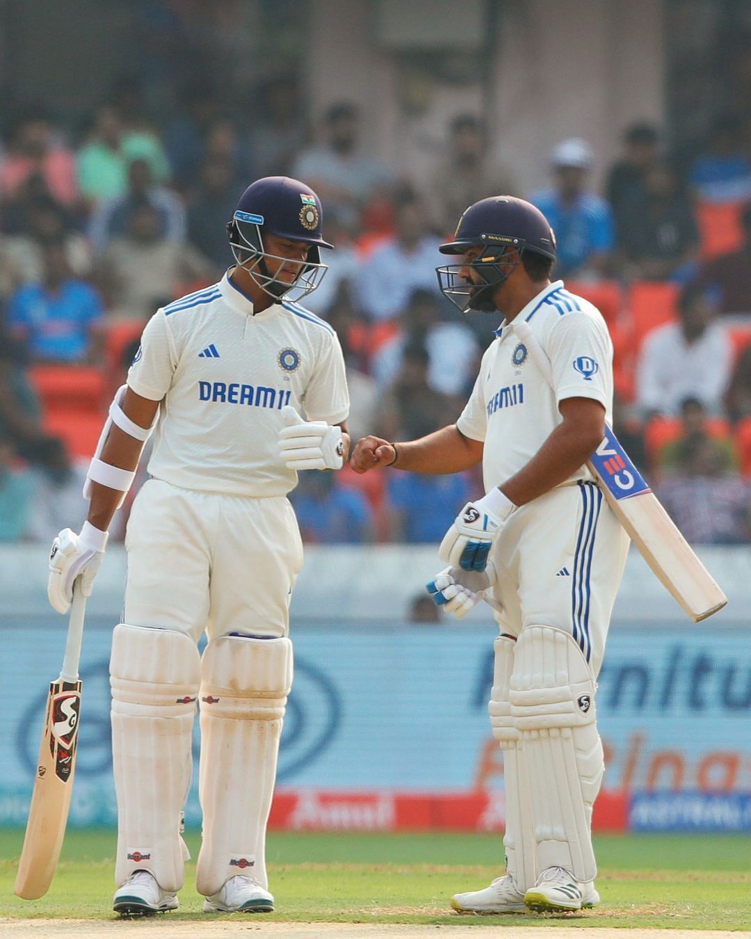 IND vs ENG: हैदराबाद टेस्ट के पहले दिन स्टंप्स तक भारत ने एक विकेट खोकर 119 रन बना लिए हैं. 
