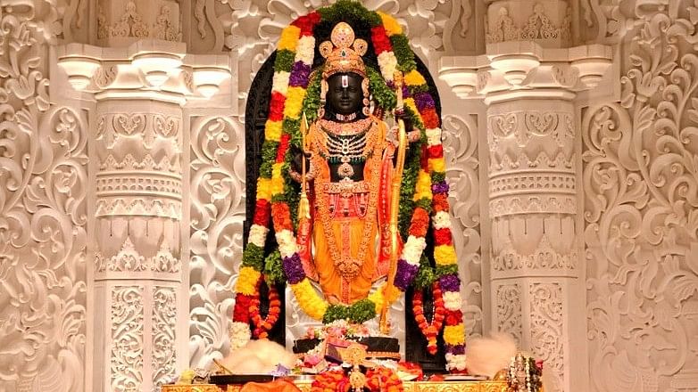 Ram Lalla Idol: रामलला की दूसरी प्रतिमा श्वेत वर्ण की है. इसमें भगवान राम के चरणों में एक तरफ हनुमान तो दूसरी ओर गरुड़ जी विराजित हैं, वहीं, भगवान विष्णु के अवतारों को चारों तरफ बनाया गया है.