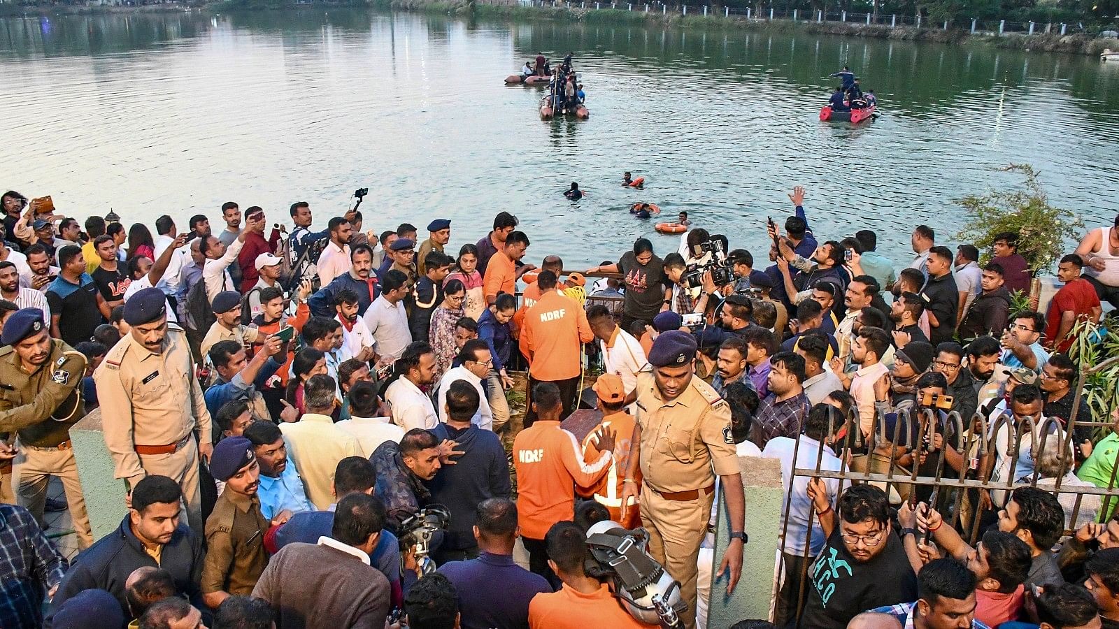 <div class="paragraphs"><p>Gujarat: वडोदरा की झील में नाव पलटने से 16 बच्चों की मौत, आर्थिक मदद का ऐलान</p></div>