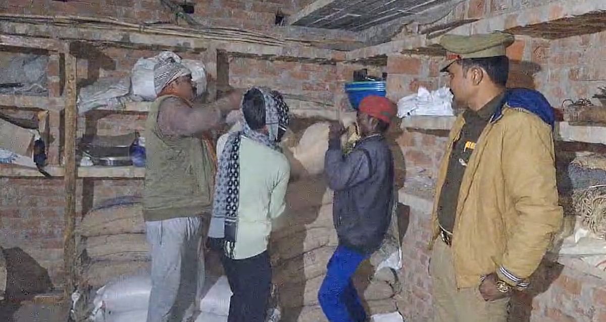 Mirzapur mid day meal theft: स्कूल से 21 बोरी गेहूं, 23 बोरी चावल, 30 थाली, 20 गिलास की चोरी हो गई थी. 