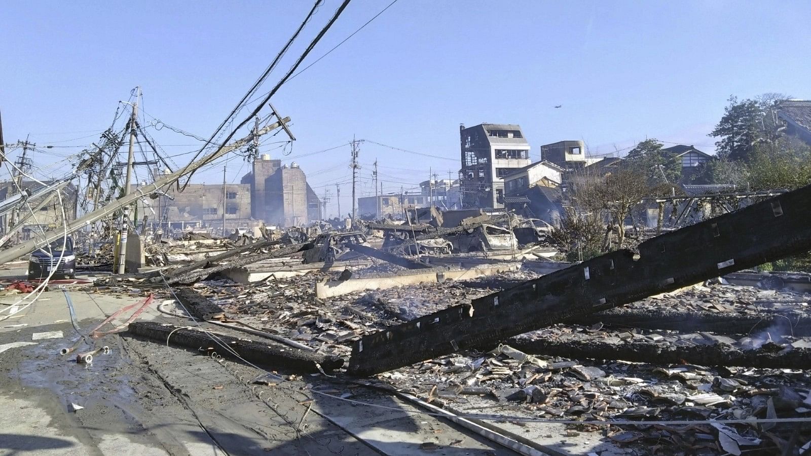 <div class="paragraphs"><p>बिल्डिंग गिरी, सड़कें टूटीं-बंदरगाह में आग: जापान में आए 155 भूकंप के झटके, 30 मरे</p></div>