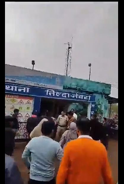 छत्तीसगढ़ के तिल्दा नेवरा में भावनाओं को आहत करने के आरोप में भीड़ ने एक इमाम की पुलिस स्टेशन के पास पिटाई कर दी