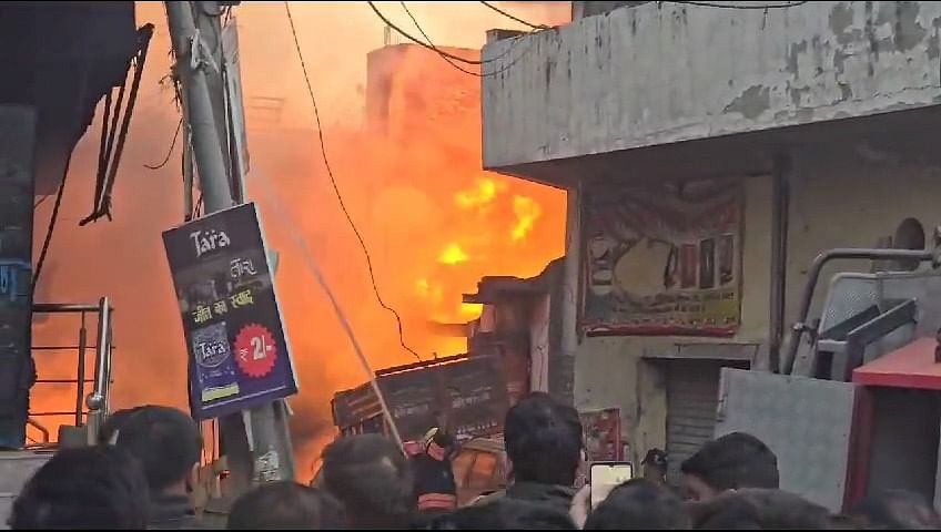 दिल्ली पुलिस के मुताबिक, आग लगने से पहले एक विस्फोट हुआ था, जो संभवत: फैक्ट्री में रखे रसायनों के कारण हुआ था.