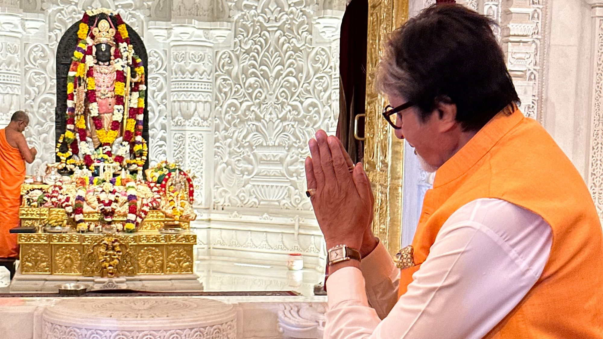 <div class="paragraphs"><p>Amitabh Bachchan पहुंचे अयोध्या के राम मंदिर, रामलला का लिया आशीर्वाद | Photos</p></div>