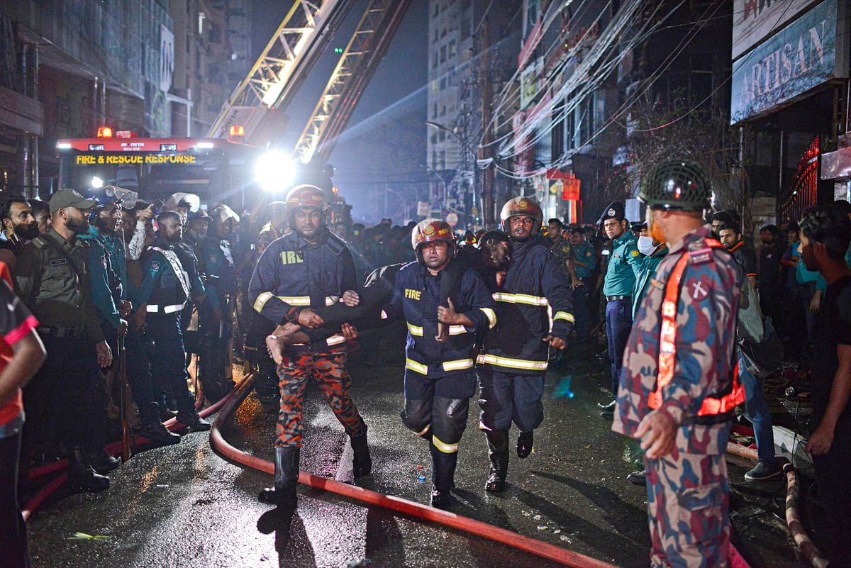 Bangladesh Fire: स्थानीय मीडिया के अनुसार, इमारत से लगभग 75 लोगों को बचाया गया, जिनमें से 42 लोग बेहोशी की हालत में थे.