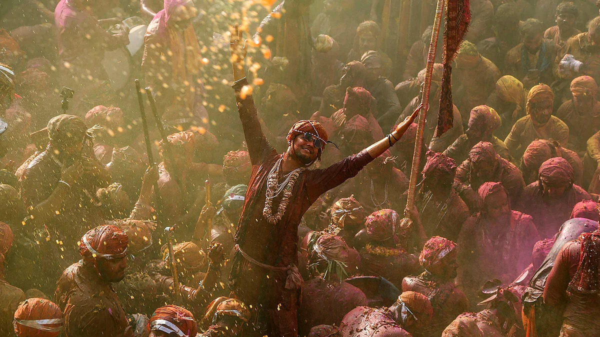 Holi 2024:नंदगांव में खेली गई लट्ठमार होली, हुरियारों का उमड़ा हुजूम,तस्वीरेंLathmar Holi played in Nandgaon, crowd of Hurriyars gathered, pictures