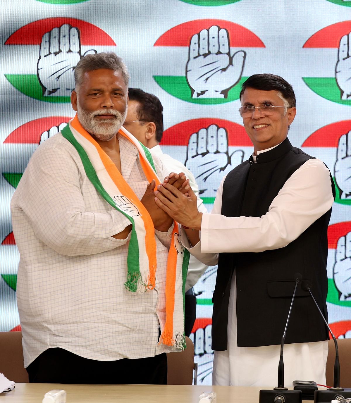Pappu Yadav joins Congress: कांग्रेस में शामिल होने से पहले पप्पू यादव ने लालू यादव और तेजस्वी यादव से मुलाकात की थी.