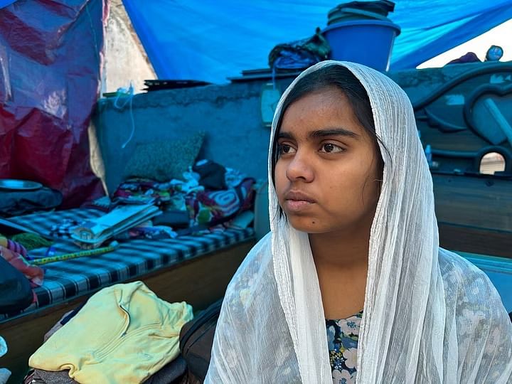 पिछले 15 दिन से रैट होल माइनर वकील हसन और उनका परिवार बेघर है. बुलडोजर चलाए घर के बाहर अपने अस्थायी टेंट में यह परिवार विरोध में बैठा है. 