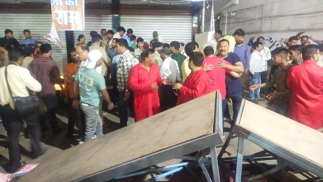 <div class="paragraphs"><p>Breaking: MP के जबलपुर में PM मोदी के रोड शो में टूटा मंच, एक पुलिसकर्मी सहित 3 लोग घायल</p></div>