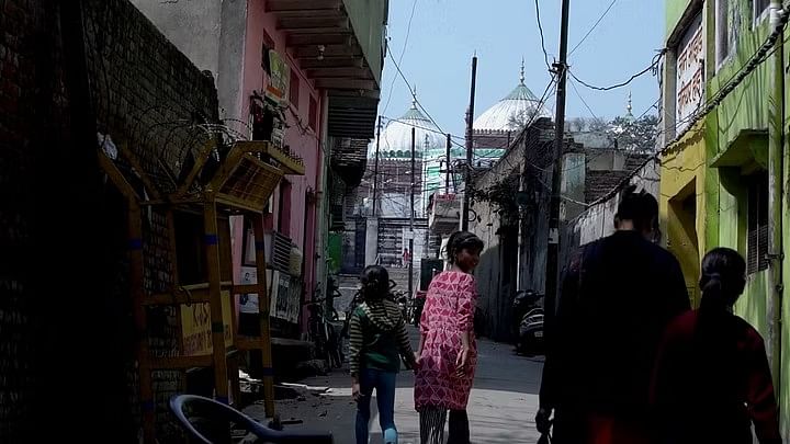 Mathura Ground Report: जैसे ही मथुरा में मतदान होने जा रहा है, स्थानीय लोग मंदिर-मस्जिद विवाद, महंगाई, बेरोजगारी और अन्य मुद्दों पर जोर दे रहे हैं.