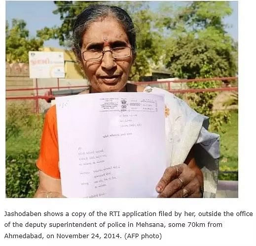 Fact-Check: असली फोटो में जशोदाबेन मोदी को अपनी RTI की एक कॉपी के साथ दिखाया गया है. 