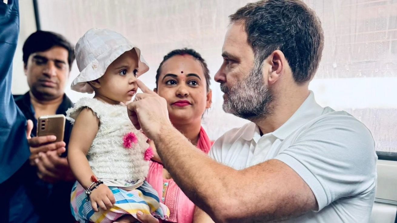 <div class="paragraphs"><p>दिल्ली में लोकसभा चुनाव से पहले राहुल गांधी ने मतदाताओं से जुड़ने के लिए मेट्रो में सफर किया.</p></div>