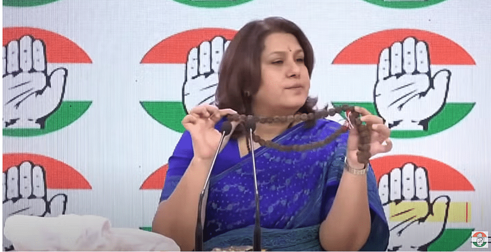 पूरे वीडियो में कांग्रेस प्रवक्ता सुप्रिया श्रीनेत गंगाजल पर GST लगाए जाने का विरोध कर रही हैं 