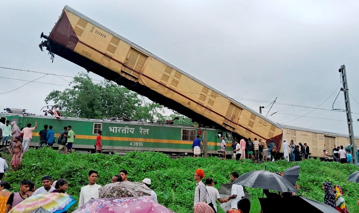 Kanchanjunga Express accident: पश्चिम बंगाल में बड़ा हादसा, कंचनजंघा एक्सप्रेस से टकराई मालगाड़ी- 5 की मौत, 25 घायल Kanchanjunga Express collides with goods train west Bengal train ...