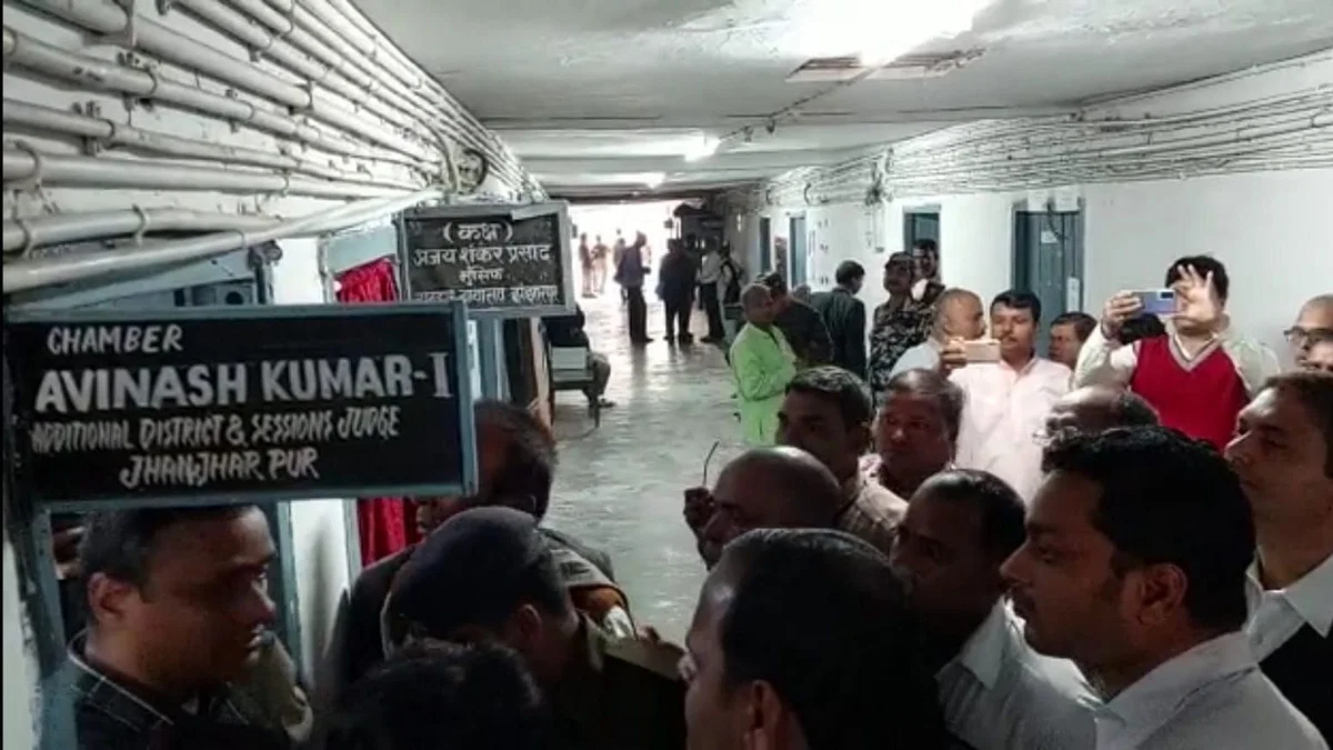 Bihar judge thrashed बिहारः झंझारपुर कोर्ट के जज को पुलिस वालों ने पीटा, तानी पिस्तौल Jhanjharpur court judge was beaten up by policemen, fired pistols