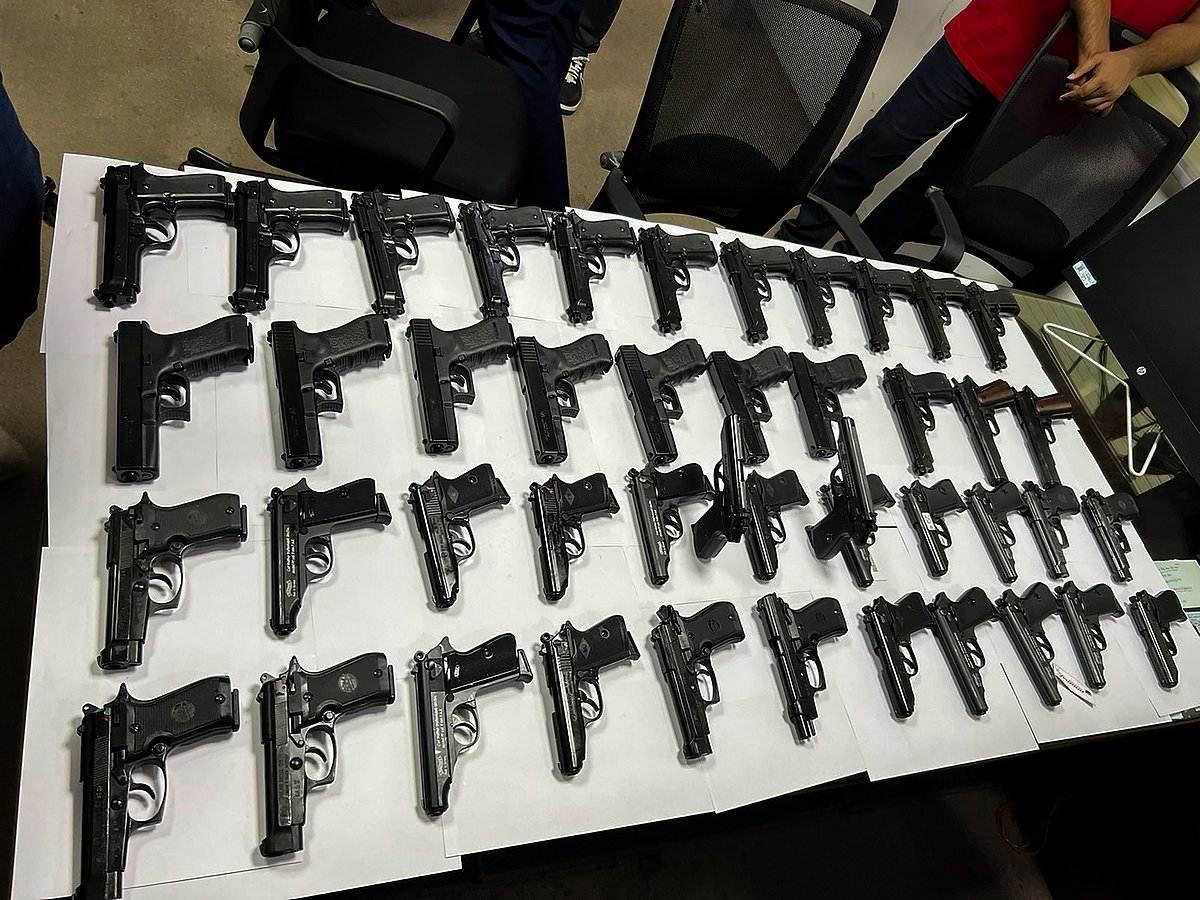 Delhi IGI Airport Pistols gun 45 पिस्टल के साथ दिल्ली इंदिरा गांधी