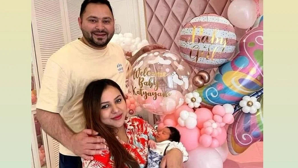 Tejashwi Yadav Daughter Photos तेजस्वी यादव की बेटी का नाम कात्यायनी पत्नी के साथ वेलकम|फोटो Tejashwi Yadav Daughter Photos Baby name Lalu Yadav Hold Granddaughter image Katyayani
