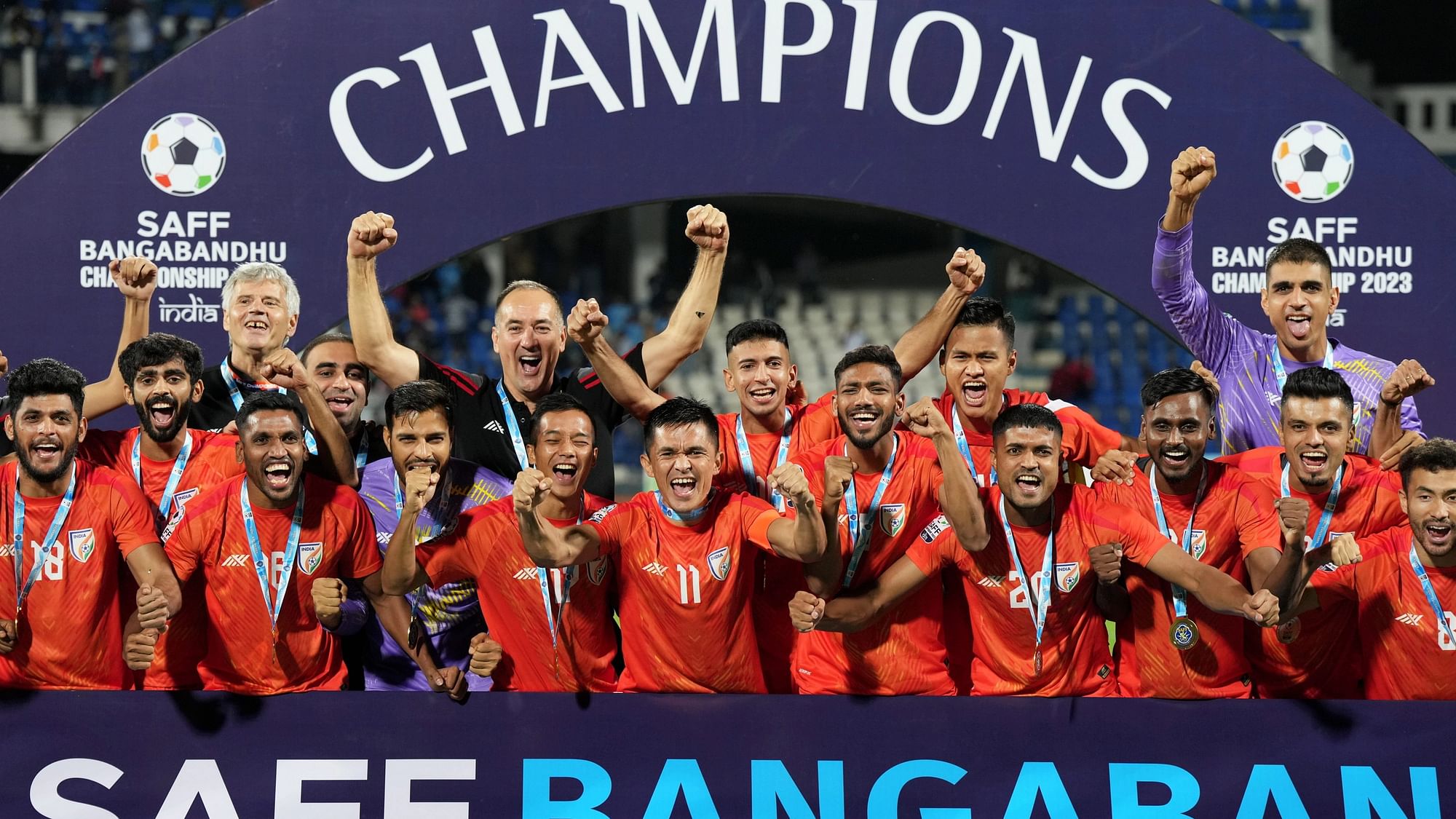 SAFF Championship 2023: सुनील छेत्री को कंधे पर उठाया,गुरप्रीत ने गोल ...