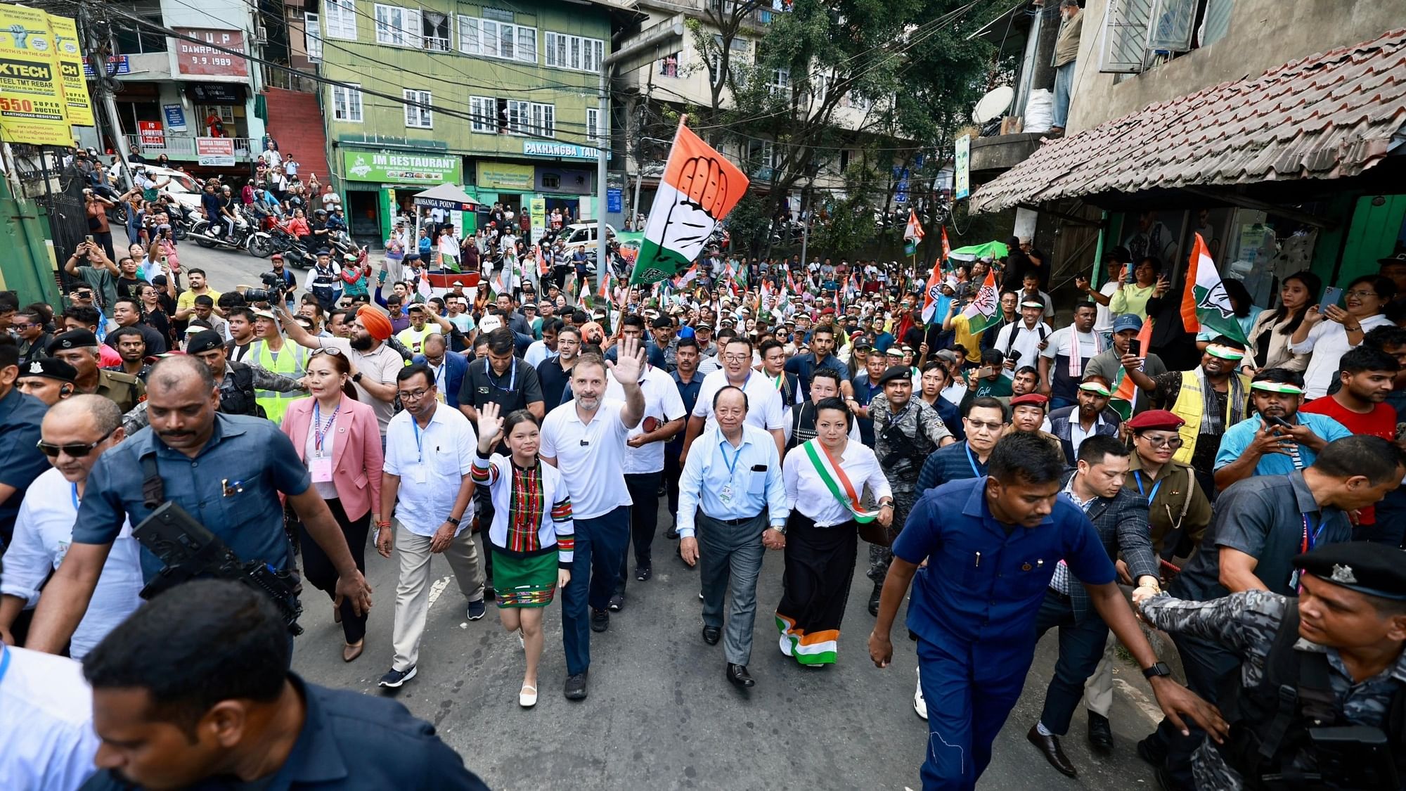 Rahul Gandhi Mizoram rally| राहुल गांधी की मिजोरम में पदयात्रा: सिर पर ...