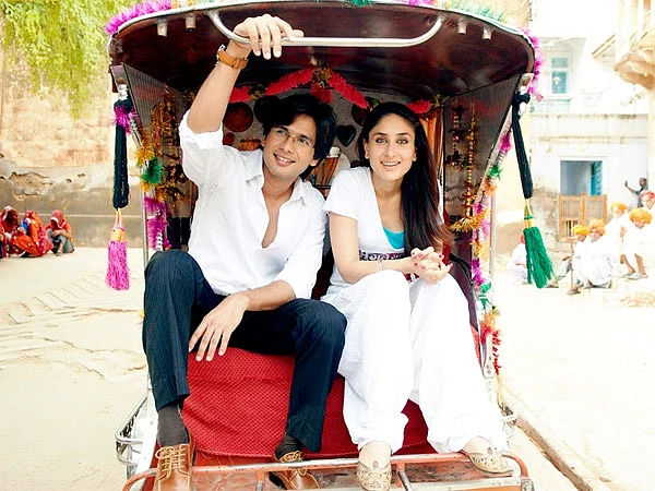 Shahid Kapoor and Kareena Kapoor in Imtiaz Ali’s <i>Jab We Met (2007)</i> . <i>(Photo Courtesy: Facebook/Jab We Met)</i>