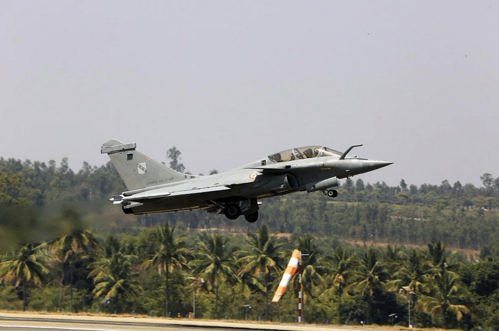 The French Dassault Rafale showing&nbsp;its capabilities during the&nbsp;rehearsals for&nbsp;Aero India 2015 that began today. (Photo Courtesy:&nbsp;<a href="https://twitter.com/SpokespersonMoD">@SpokespersonMoD</a>)
