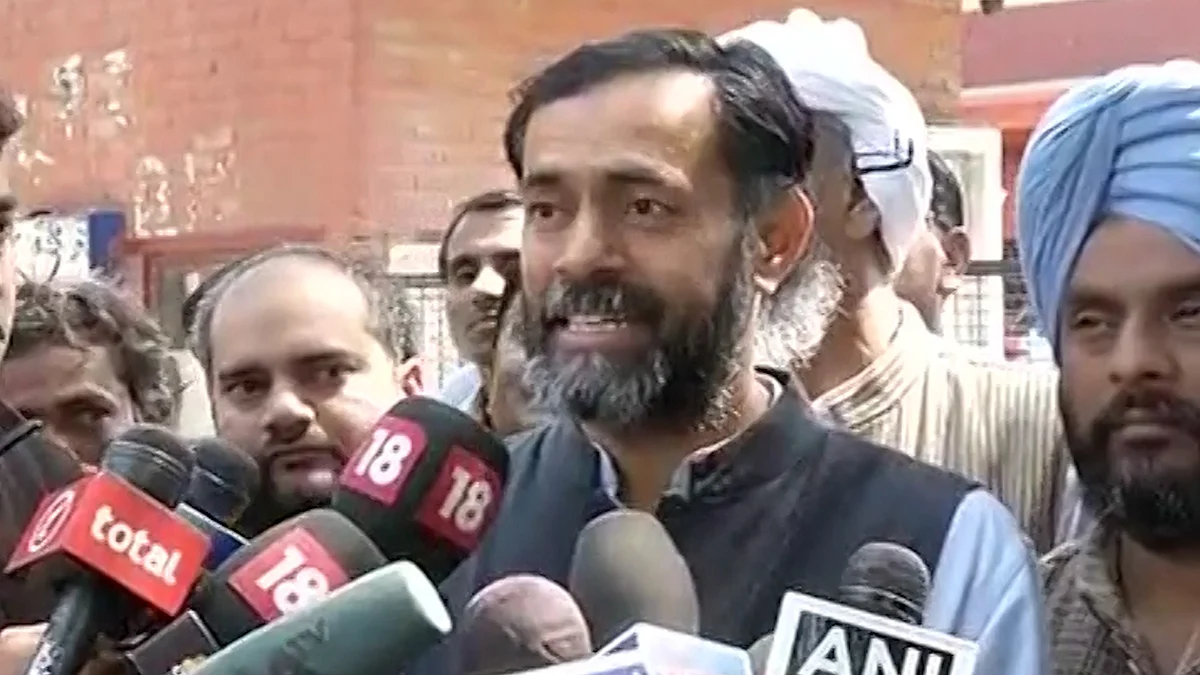 Yogendra Yadav addressing the press (Photo: ANI)