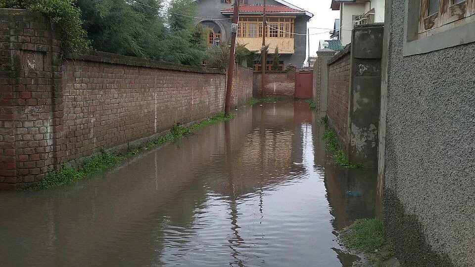 Incessant rains have left many streets waterlogged forcing residents to stay inside. State administration has failed to improve drainage in Srinagar city post the devastating floods of 2014. (Photo: Fazil Bhat) 