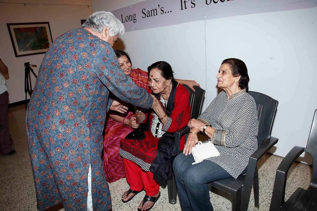 Javed Akhtar & Shabana Azmi met up with close friend and owner of Cafe Samovar Usha R Khanna (Photo: Yogen Shah)