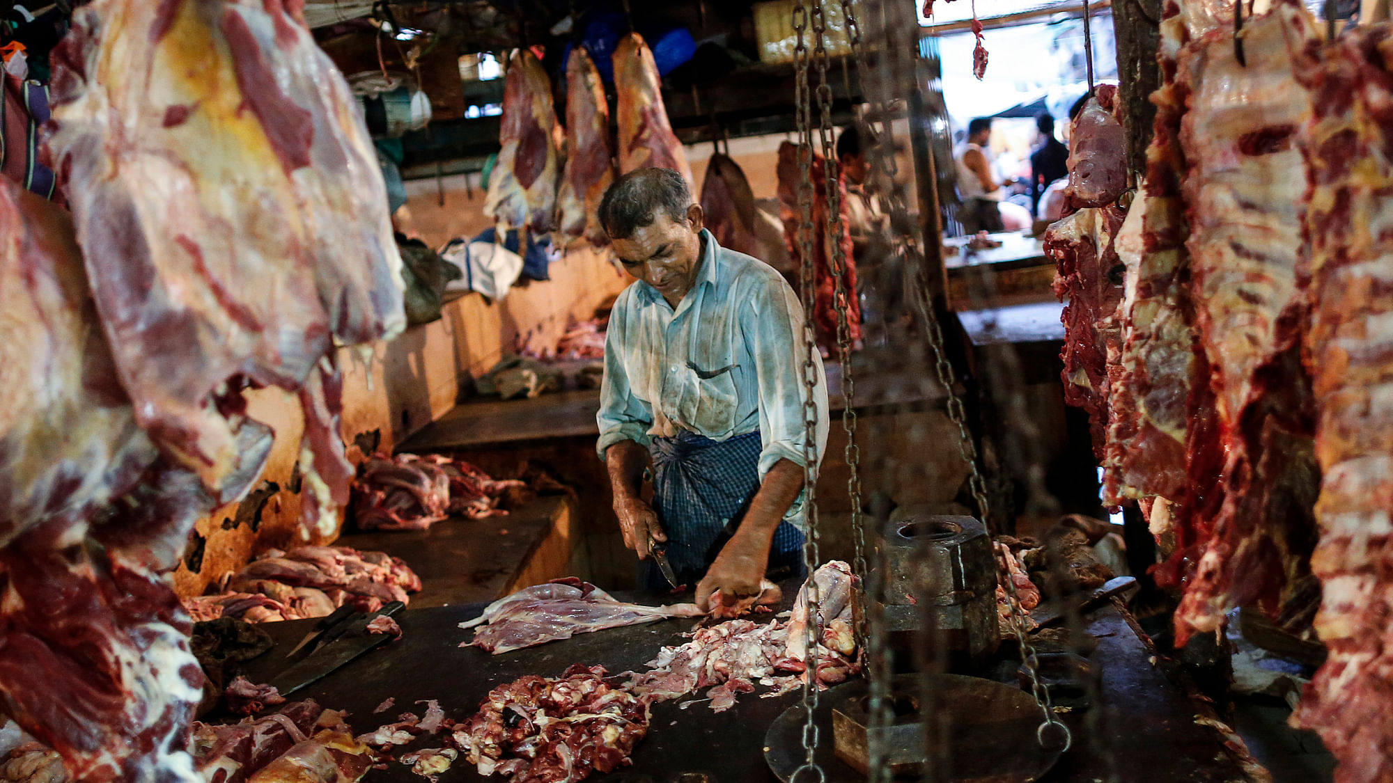 A butcher cuts up portions of beef for sale in an abattoir at a wholesale market in Mumbai, May 11, 2014 (Photo: Reuters) 