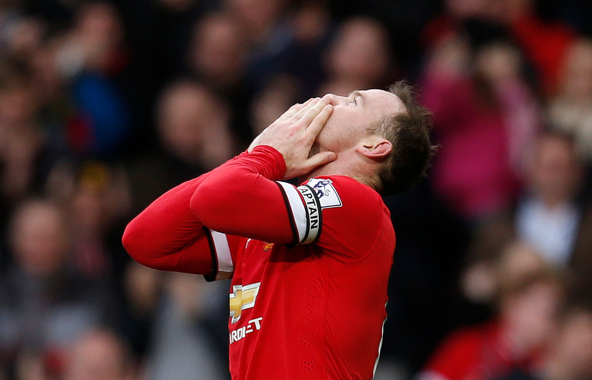 Wayne Rooney steps up for Man United as they beat Tottenham 3-0 while Chelsea increase their lead at the top