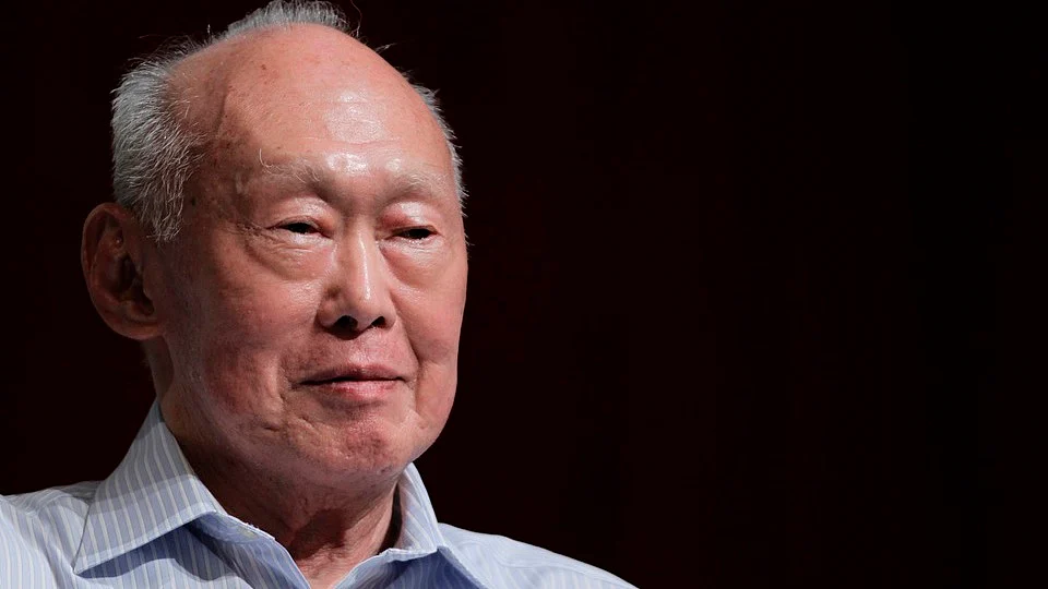 <!--StartFragment-->Former Singapore Prime Minister Lee Kuan Yew (LKY) smiles as he attends the LKY School of Public Policy 7th anniversary dialogue session in Singapore September 14, 2011. (Photo: Reuters)<!--EndFragment-->