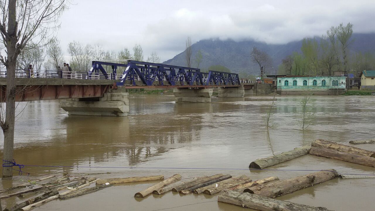 Logs washed away  by flood waters are seen in the river Jhelum in Pampore, 10 kilometres from Srinagar. (Photo: Mohammed Mukaram)&nbsp;