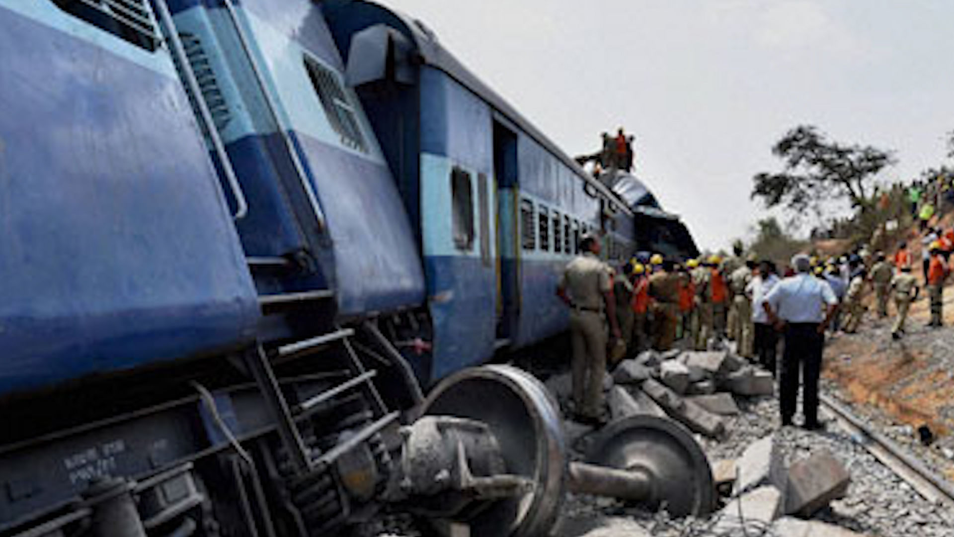 In Graphics: WATCH how Patna-Indore express train derailed - YouTube