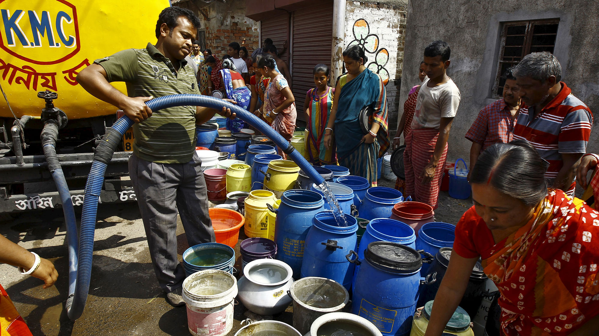 

A file photo of  residents filling drinking water in containers from a government water tanker. (Photo: Reuters)
