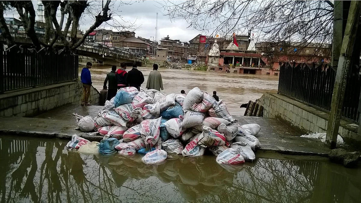 Sandbags are stacked along the banks of river Jhelum in Srinagar. They are being used to prevent water from flowing into the residential areas. (Photo: Danish Yousuf) 